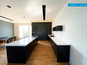 کابینت آشپزخانه مدرن مشکی با صفحه کابینت سفید